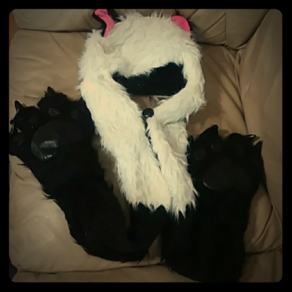 🐼🐺NWOT-Cat or Panda Hat 🐺🐼